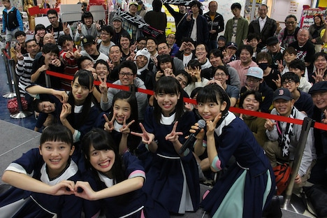 桜エビ～ず「わたしロマンス」リリース記念イベント 東京・タワーレコード八王子店公演の様子。（写真提供：スターダストプロモーション）