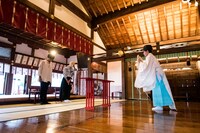 最新アルバム「変身」のヒット祈願のご祈祷を受ける吉田山田。（写真提供：ポニーキャニオン）