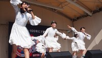 ばってん少女隊「MEGRRY GO ROUND」リリースツアー「廻る」天神コア 屋上芝生広場の様子。