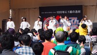 ばってん少女隊「MEGRRY GO ROUND」リリースツアー「廻る」天神コア 屋上芝生広場の様子。