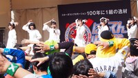ばってん少女隊「MEGRRY GO ROUND」リリースツアー「廻る」天神コア 屋上芝生広場の様子。