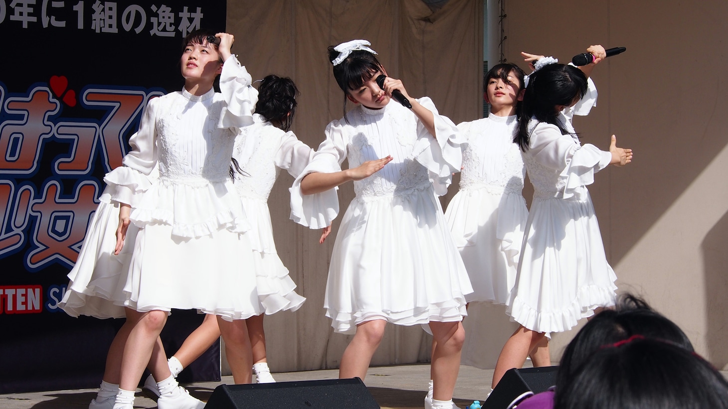 ばってん少女隊「MEGRRY GO ROUND」リリースツアー「廻る」天神コア 屋上芝生広場の様子。