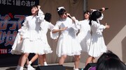 ばってん少女隊「MEGRRY GO ROUND」リリースツアー「廻る」天神コア 屋上芝生広場の様子。