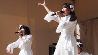 ばってん少女隊「MEGRRY GO ROUND」リリースツアー「廻る」天神コア 屋上芝生広場の様子。