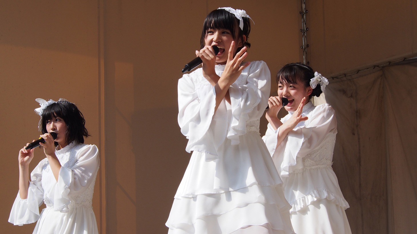 ばってん少女隊「MEGRRY GO ROUND」リリースツアー「廻る」天神コア 屋上芝生広場の様子。