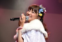 マントを羽織って歌う星名美怜。