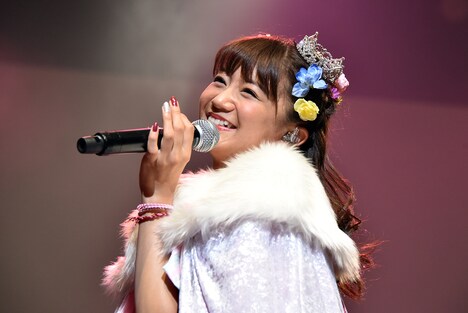 マントを羽織って歌う星名美怜。