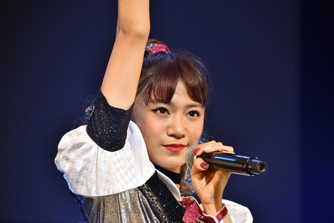 アリアナ・グランデ「Break Free」を歌う星名美怜。