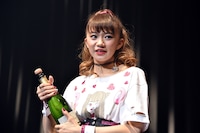 シャンパンを開けようとする星名美怜。