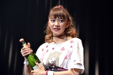 シャンパンを開けようとする星名美怜。