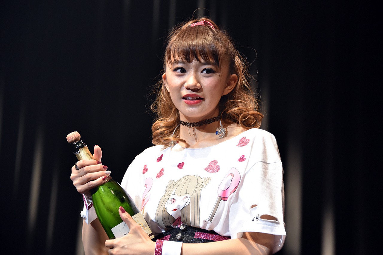 シャンパンを開けようとする星名美怜。