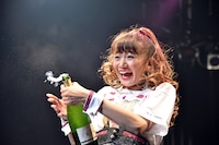 シャンパンのコルクの栓を飛ばすことに成功した星名美怜。