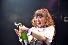 シャンパンのコルクの栓を飛ばすことに成功した星名美怜。