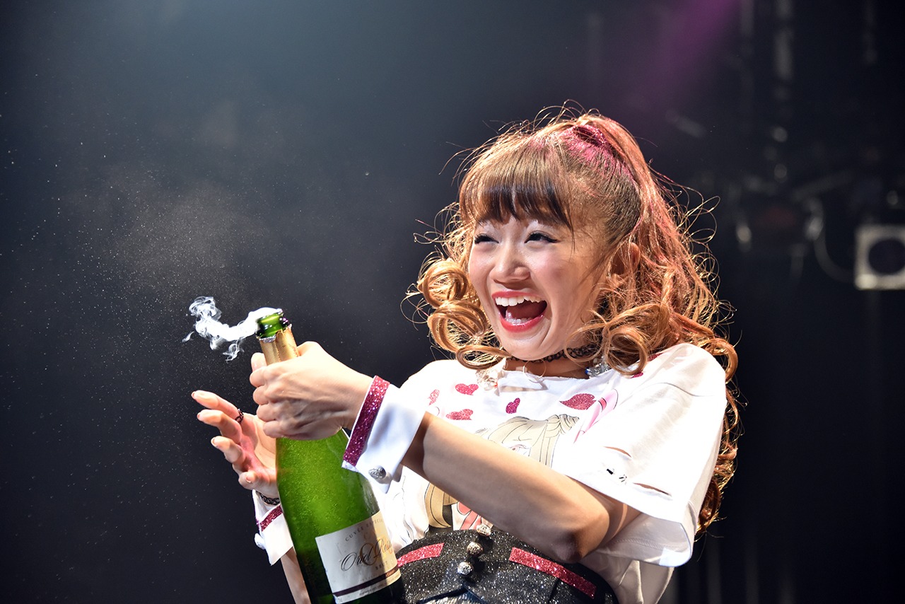 シャンパンのコルクの栓を飛ばすことに成功した星名美怜。