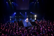 花道で「キミに39」を歌う星名美怜。