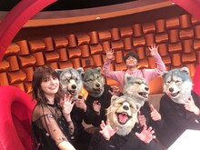 自撮りするMAN WITH A MISSIONと番組MCのマギー（左端）、バカリズム（右奥）。