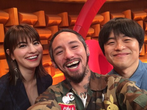 番組MCのマギー（左）、バカリズム（右）と一緒に自撮りするJESSE（中央）。