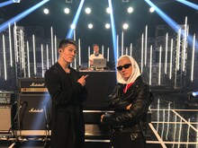 コラボ曲「Banzai Song」を披露するMIYAVI（左）とVERBAL（右）。