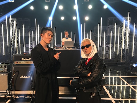 コラボ曲「Banzai Song」を披露するMIYAVI（左）とVERBAL（右）。