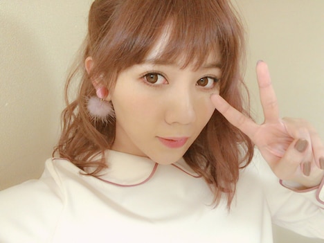 自撮りするMACO。