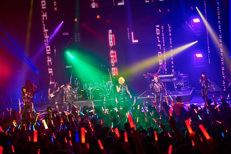 「JAM Project JAPAN TOUR 2017～2018 "TOKYO DIVE"」初日公演の様子。（写真提供：ランティス）