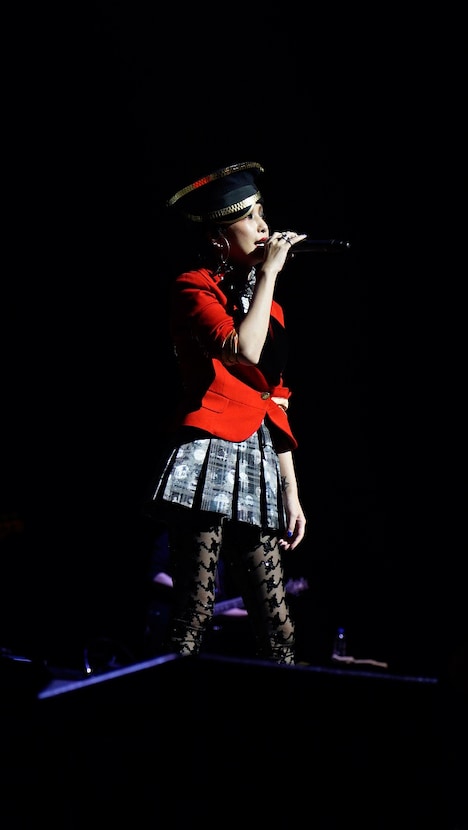 ボンテージふう衣装で歌う中島美嘉。中島美嘉「MIKA NAKASHIMA FULL COURSE TOUR 2017～YOU WON'T LOSE～」初日の様子。（写真提供：Sony Music Associated Records）