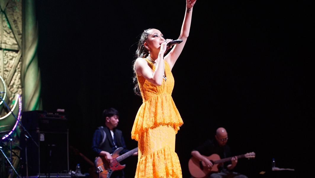 黄色のロングワンピースで熱唱する中島美嘉。（写真提供：Sony Music Associated Records）