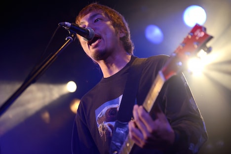 SUGA（Vo, G / dustbox）（撮影：半田安政[Showcase]）