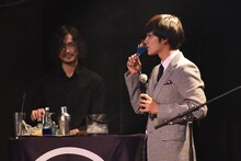 カクテルを一口飲む北村匠海（DISH//）。