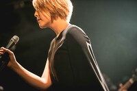 内村友美（Vo）（撮影：ミズシマトモコ）