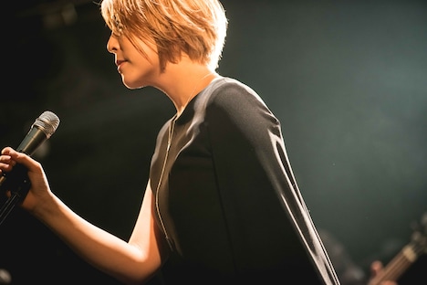 内村友美(Vo)(撮影:ミズシマトモコ)