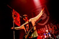 田邊駿一（Vo, G）（撮影：浜野カズシ）