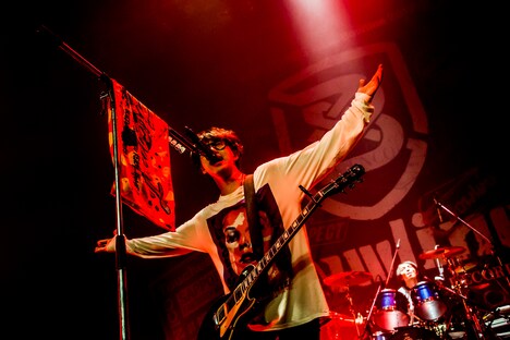 田邊駿一（Vo, G）（撮影：浜野カズシ）