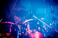 高村佳秀（Dr）（撮影：浜野カズシ）