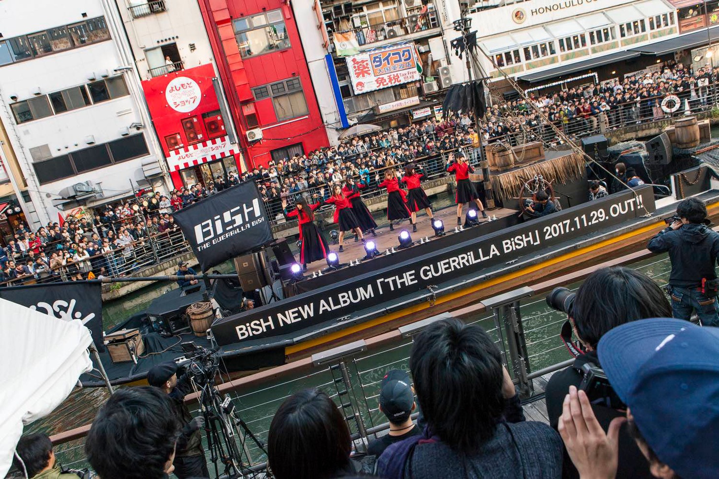 BiSHのゲリラライブの様子。