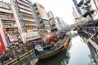 BiSHのゲリラライブの様子。