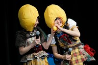 レモンの被り物を身に付けた辻野かなみ（左）と吉川ひより（右）。