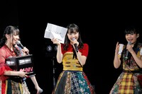 「ときめき▽セトリBOX」から「どどどどどりーまー」と書かれた紙を引いた小高サラ。