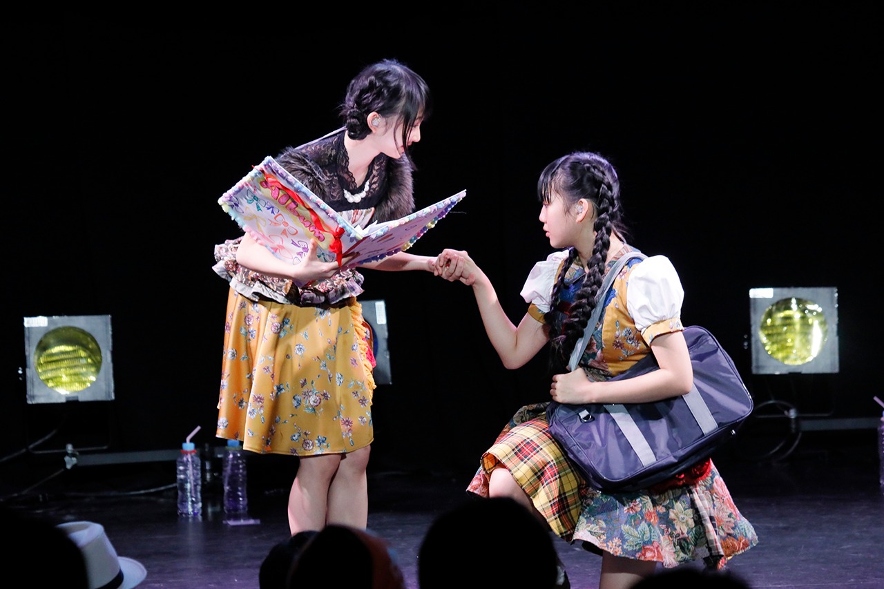左から辻野かなみ、吉川ひより。