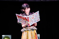 ポエトリーリーディングを披露する辻野かなみ。