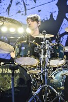 かみじょうちひろ（Dr）（撮影：橋本塁［SOUND SHOOTER］）