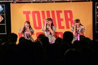 シュークリームロケッツによるパフォーマンスの様子。（Photo by Yoshifumi Shimizu）