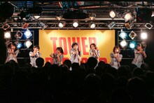 ラストアイドルによるパフォーマンスの様子。（Photo by Yoshifumi Shimizu）