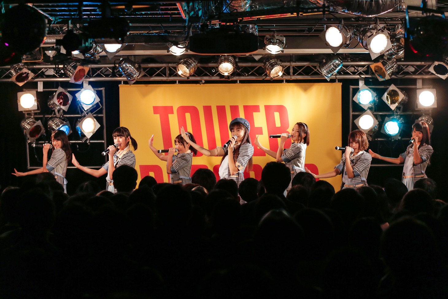 ラストアイドルによるパフォーマンスの様子。（Photo by Yoshifumi Shimizu）