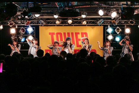 ラストアイドルによるパフォーマンスの様子。（Photo by Yoshifumi Shimizu）