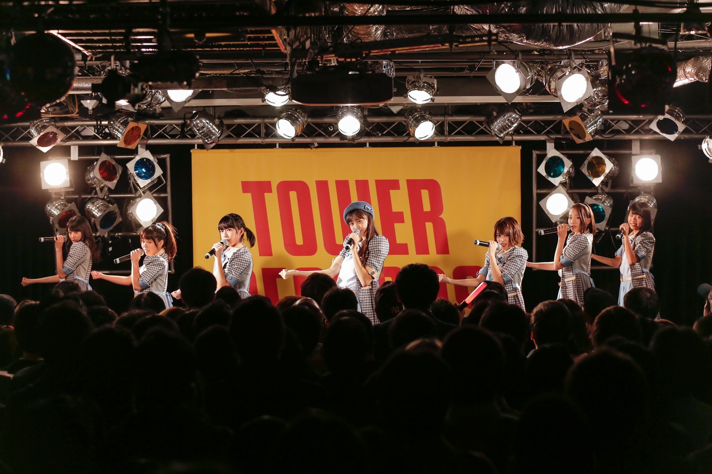 ラストアイドルによるパフォーマンスの様子。（Photo by Yoshifumi Shimizu）