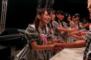 握手会でファンとの交流を楽しむラストアイドルとシュークリームロケッツ。（Photo by Yoshifumi Shimizu）