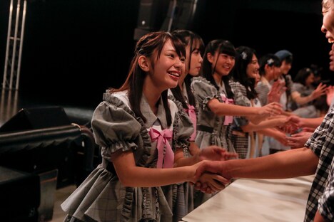 握手会でファンとの交流を楽しむラストアイドルとシュークリームロケッツ。（Photo by Yoshifumi Shimizu）