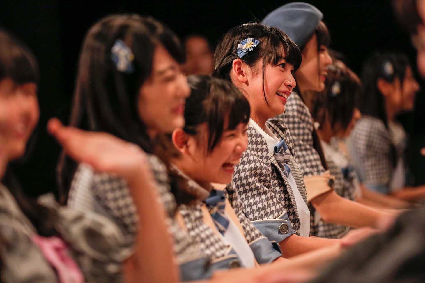 握手会でファンとの交流を楽しむラストアイドルとシュークリームロケッツ。（Photo by Yoshifumi Shimizu）
