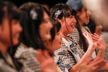 握手会でファンとの交流を楽しむラストアイドルとシュークリームロケッツ。（Photo by Yoshifumi Shimizu）